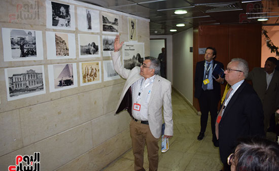 السفير-الإيطالي-بمصر-يختتم-زيارته-للأقصر-بجولة-علي-معرض-صور-تاريخية-بمكتبة-مصر-العامة-(7)