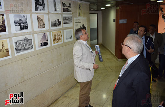 السفير-الإيطالي-بمصر-يختتم-زيارته-للأقصر-بجولة-علي-معرض-صور-تاريخية-بمكتبة-مصر-العامة-(2)