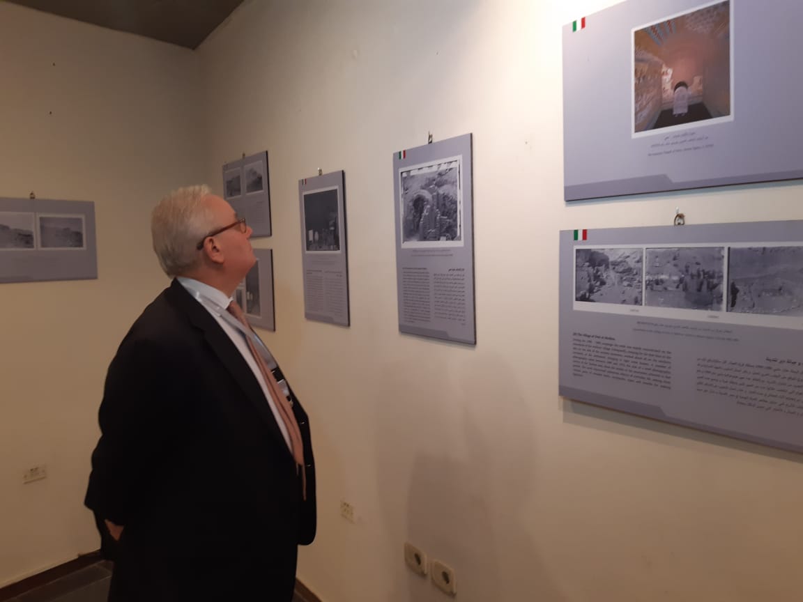  السفير الإيطالي يتفقد اللوحات التي ترصد إكتشافات البعثة الإيطالية (2)