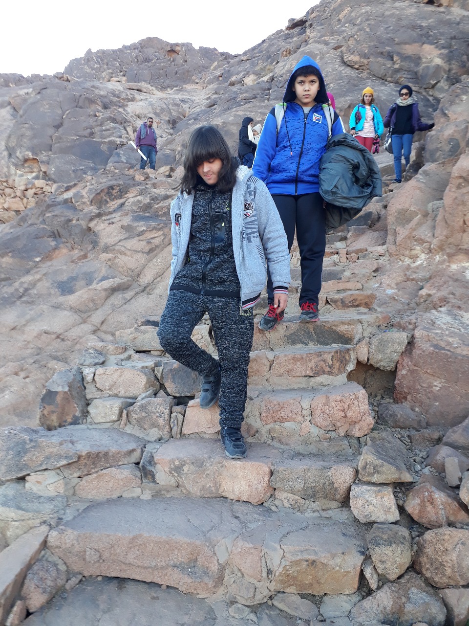 نجاح أول طفل معاق فى تسلق جبل موسى للترويج للسياحة البيئية  (4)