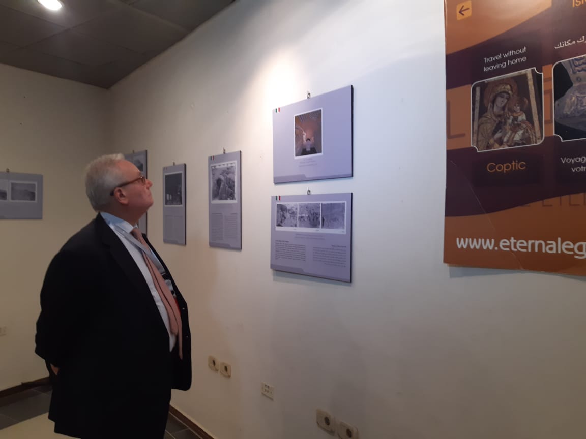  السفير الإيطالي يتفقد اللوحات التي ترصد إكتشافات البعثة الإيطالية (4)