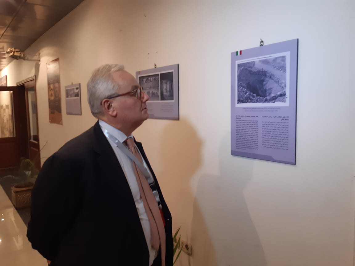  السفير الإيطالي يتفقد اللوحات التي ترصد إكتشافات البعثة الإيطالية (3)