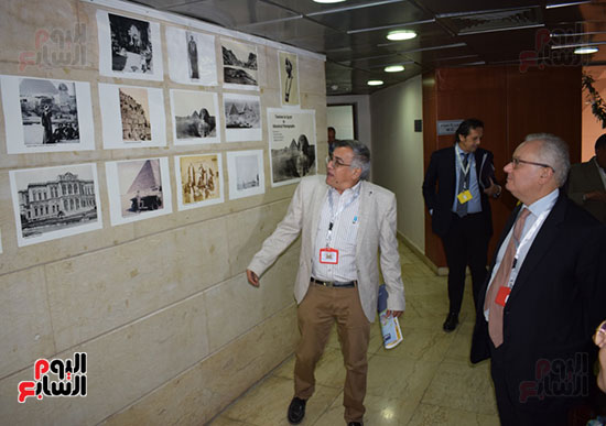 السفير-الإيطالي-بمصر-يختتم-زيارته-للأقصر-بجولة-علي-معرض-صور-تاريخية-بمكتبة-مصر-العامة-(1)