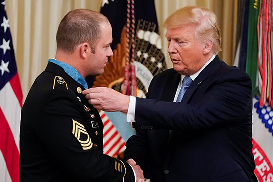 الرئيس ترامب يمنح الضابط ويليامز ميدالية الحرية