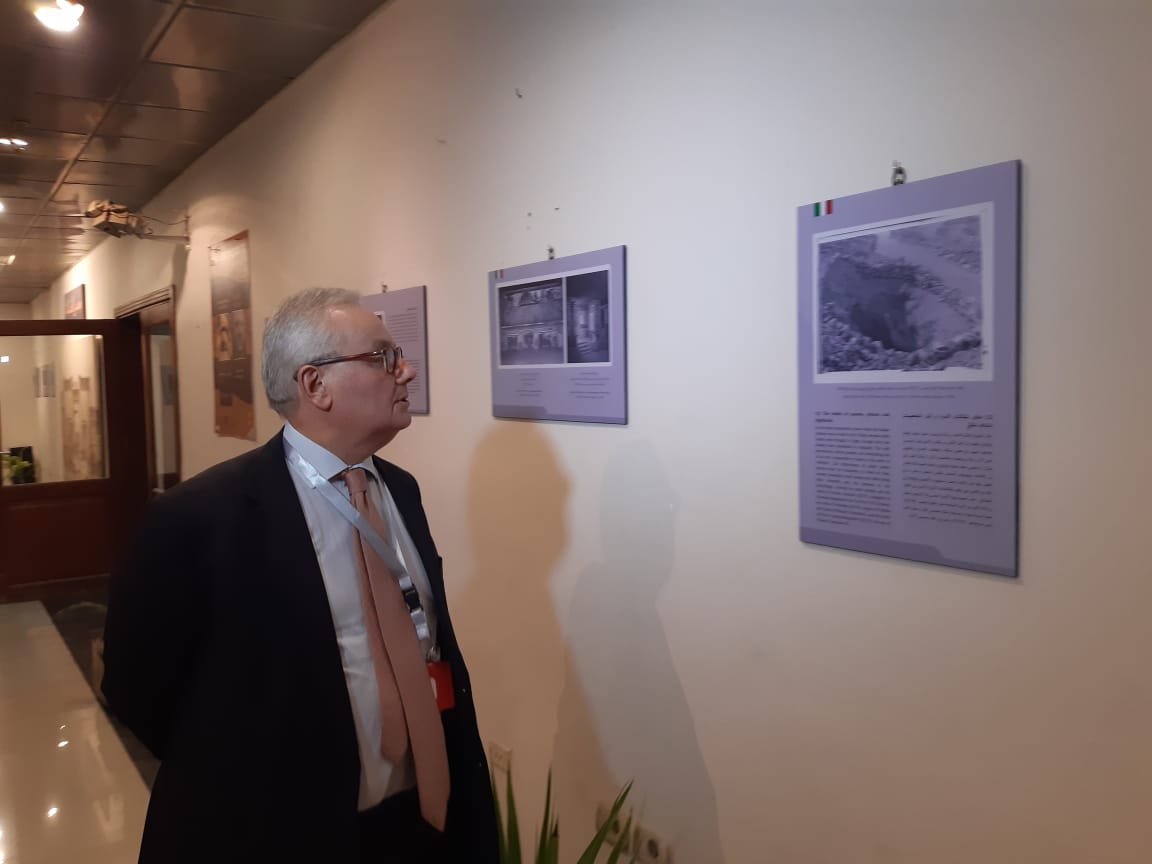  السفير الإيطالي يتفقد اللوحات التي ترصد إكتشافات البعثة الإيطالية (1)