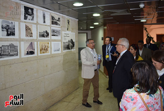 السفير-الإيطالي-بمصر-يختتم-زيارته-للأقصر-بجولة-علي-معرض-صور-تاريخية-بمكتبة-مصر-العامة-(6)