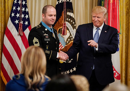 الرئيس الأمريكي دونالد ترامب يمنح وسام الشرف للرقيب بالجيش الأمريكي ماثيو ويليامز