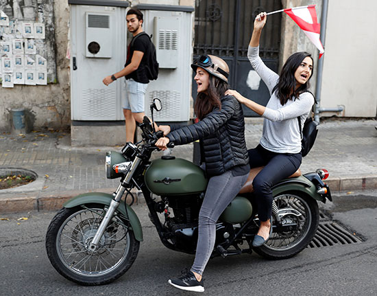 فتاتان أثناء مسيرة الدراجات البخارية