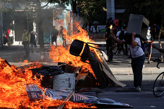 حرائق المتظاهرين فى تشيلى