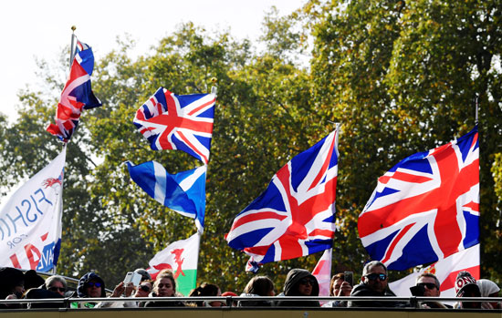 أنصار مؤيدون لخروج بريطانيا من الاتحاد الأوروبي يجتمعون خارج مجلسي البرلمان في لندن