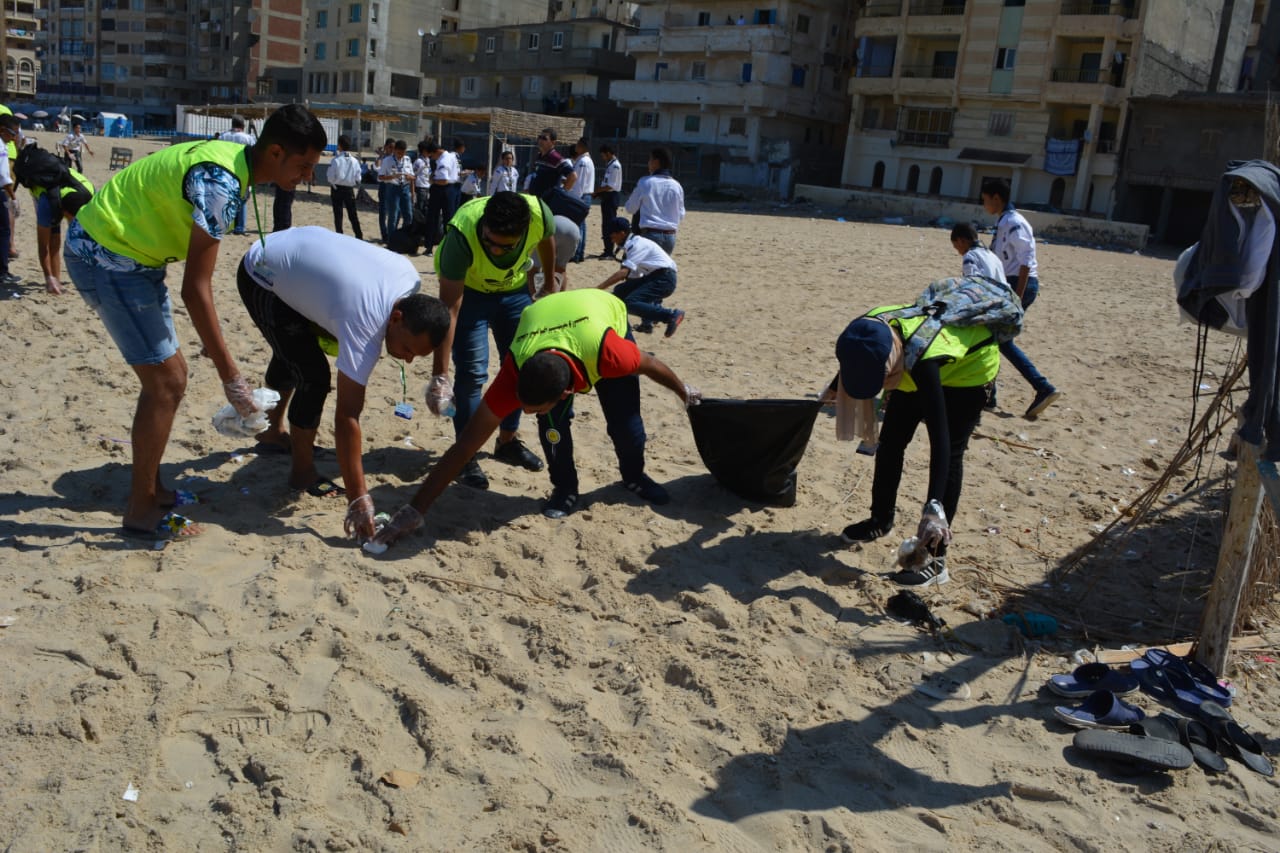 حملة نظافة بالشاطئ