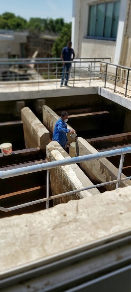 شركة مياة الأقصر تنطلق في أعمال غسيل وتعقيم مرشحات محطة مياه أرمنت الكبرى (3)