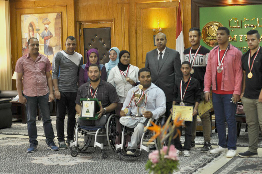 رئيس جامعة المنيا يكرم طلاب من متحدى الإعاقة (2)
