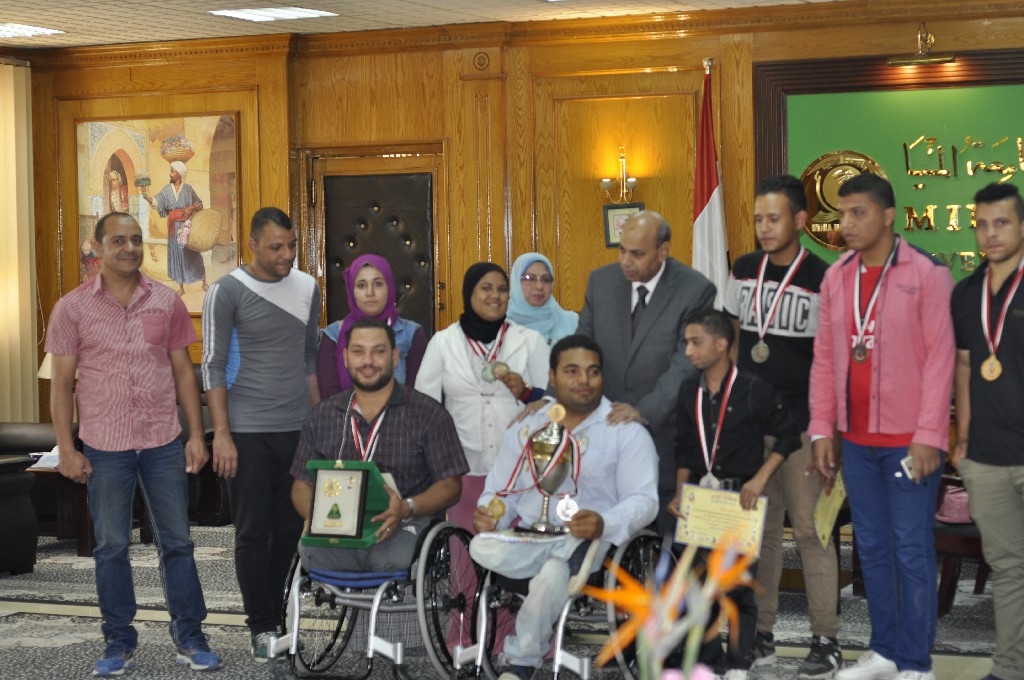 رئيس جامعة المنيا يكرم طلاب من متحدى الإعاقة (1)
