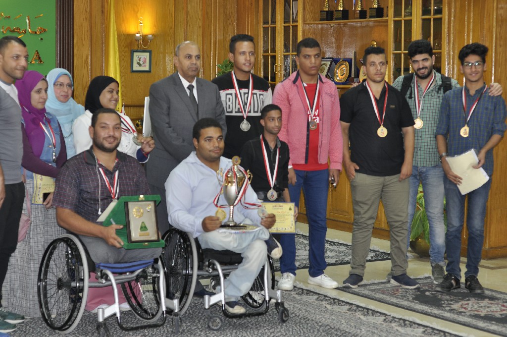 رئيس جامعة المنيا يكرم طلاب من متحدى الإعاقة (3)