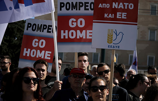 المتظاهرون يشاركون في مظاهرة مناهضة لزيارة بومبو في أثينا