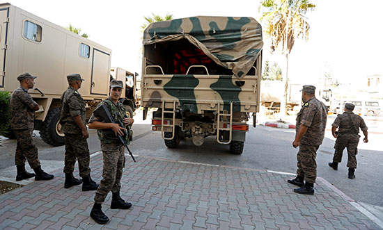 الجنود يؤمنون نقل صناديق الاقتراع فى الانتخابات البرلمانية التونسية