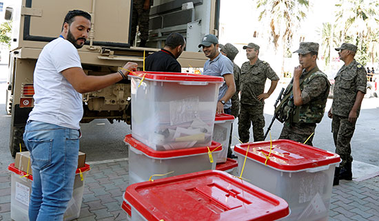 نقل صناديق الاقتراع للمراكز الانتخابية فى تونس