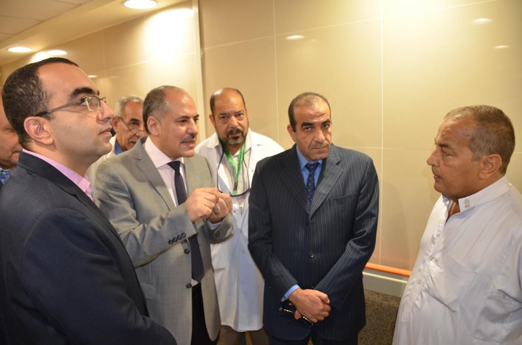 4- نائب المحافظ  يلتقى بالمسئولين بالمستشفى