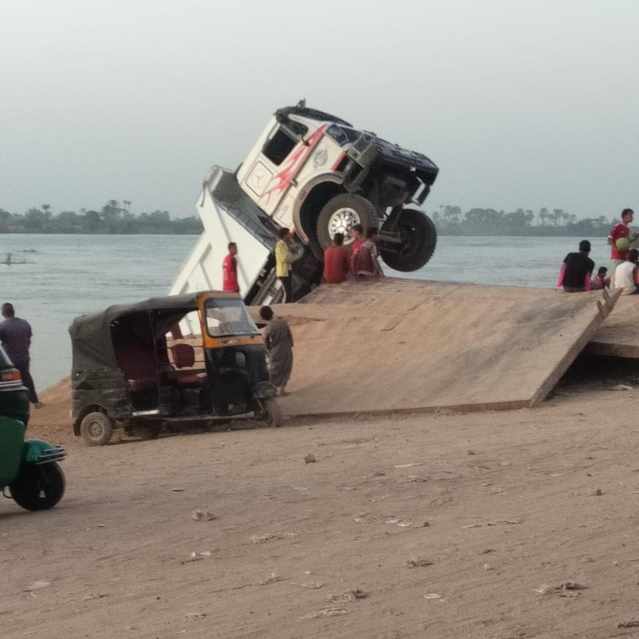 سقوط سيارة فى النيل ببنى سويف (1)