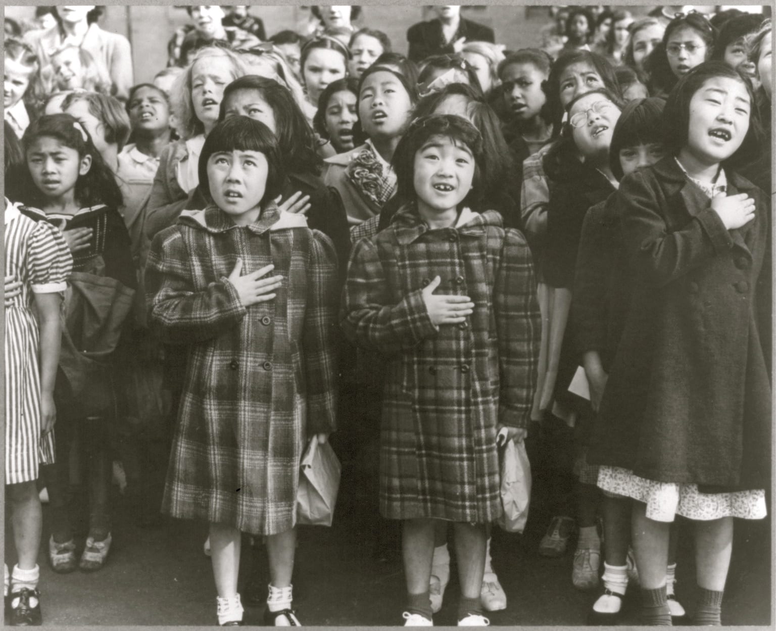 الاطفال اليابانيون يغنون النشيد الوطنة