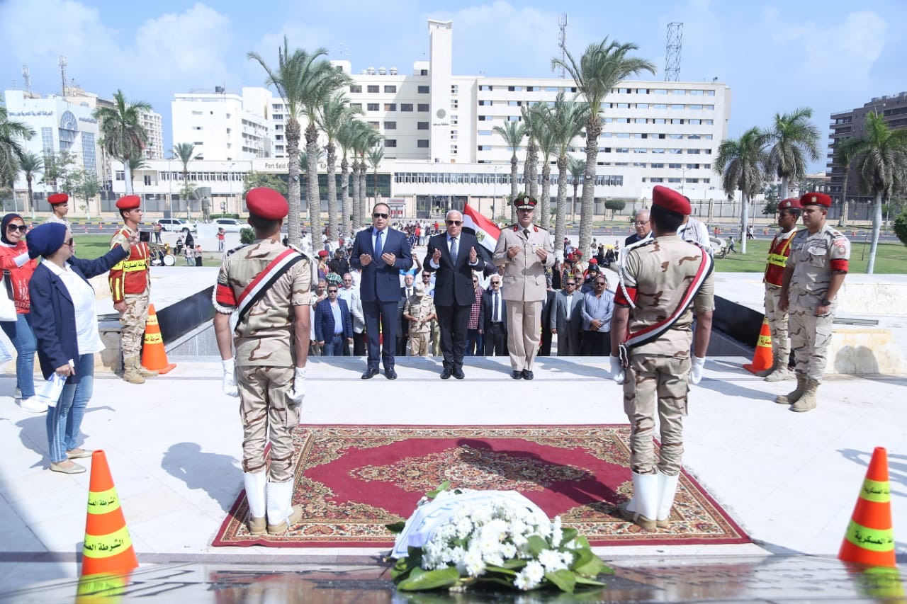 محافظ بورسعيد يضع أكليلًا من الزهور علي النصب التذكاري (8)