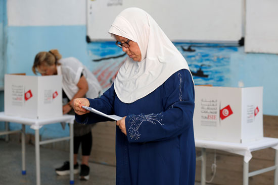 امرأة تقرأ ورقة الاقتراع الخاصة بها
