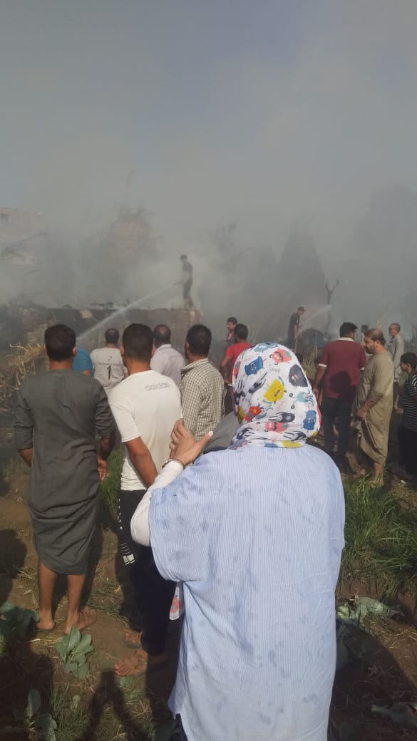 لحظة السيطرة على الحريق بكوم أشفين