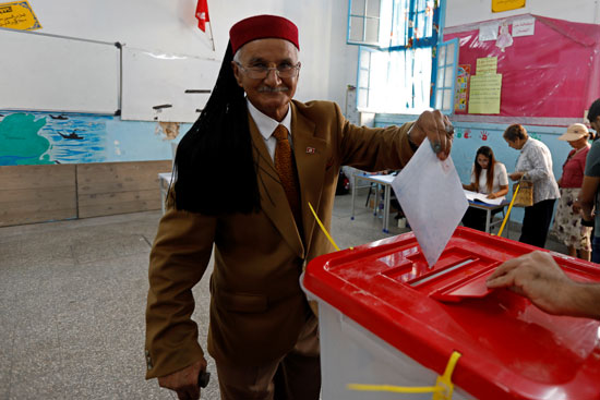 رجل يدلى بصوته فى الانتخابات البرلمانية التونسية