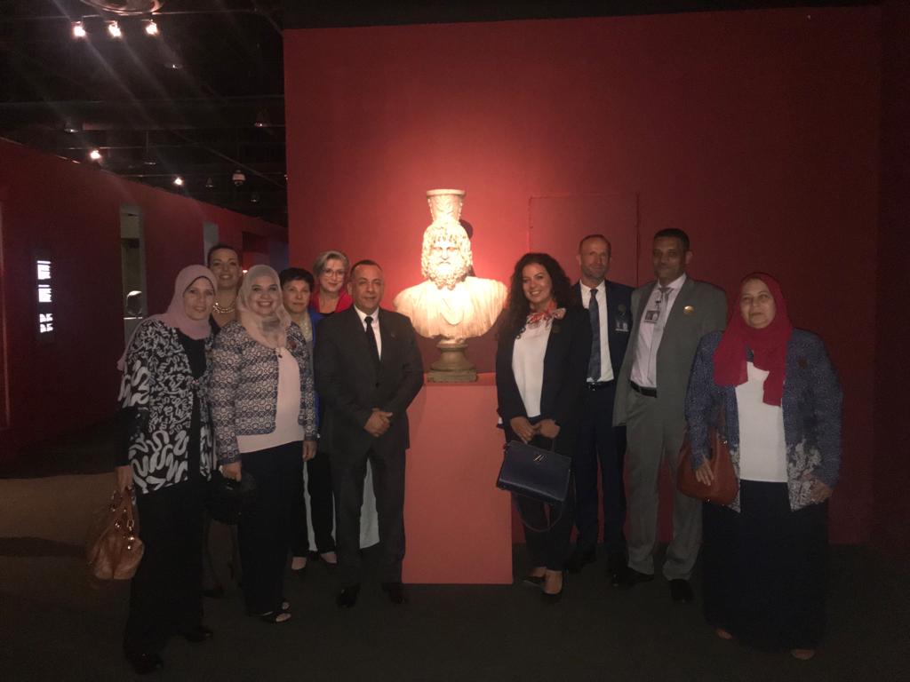 مع القطع الاثرية