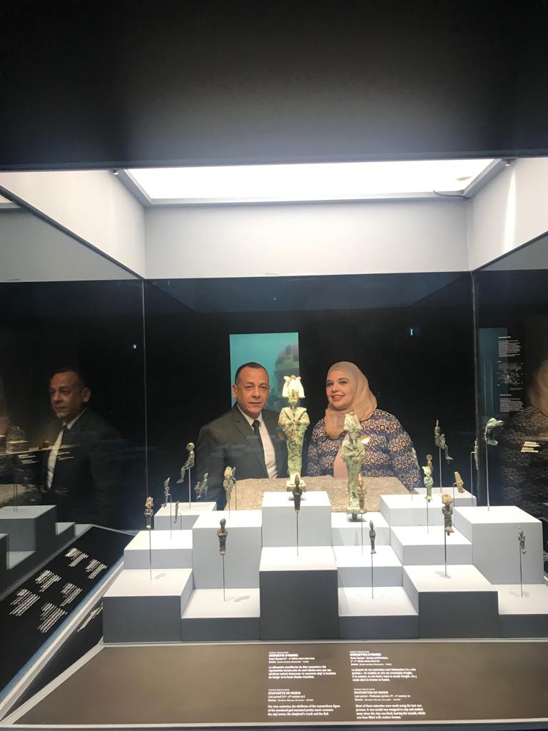 داخل قاعة العرض