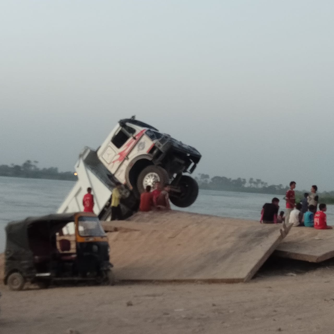 سقوط سيارة فى النيل ببنى سويف (2)
