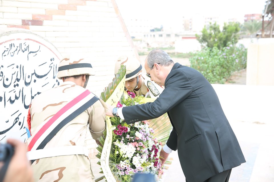 محافظ كفر الشيخ يضع إكليل الزهور  (1)