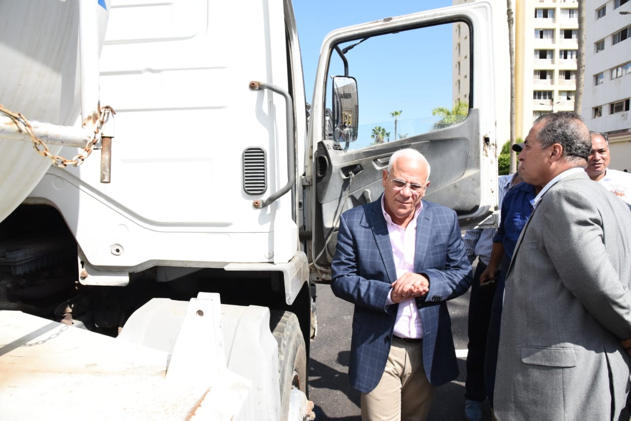 محافظ بورسعيد يتفقد سيارات الصرف الصحى التى تم رفع كفاءتها (4)