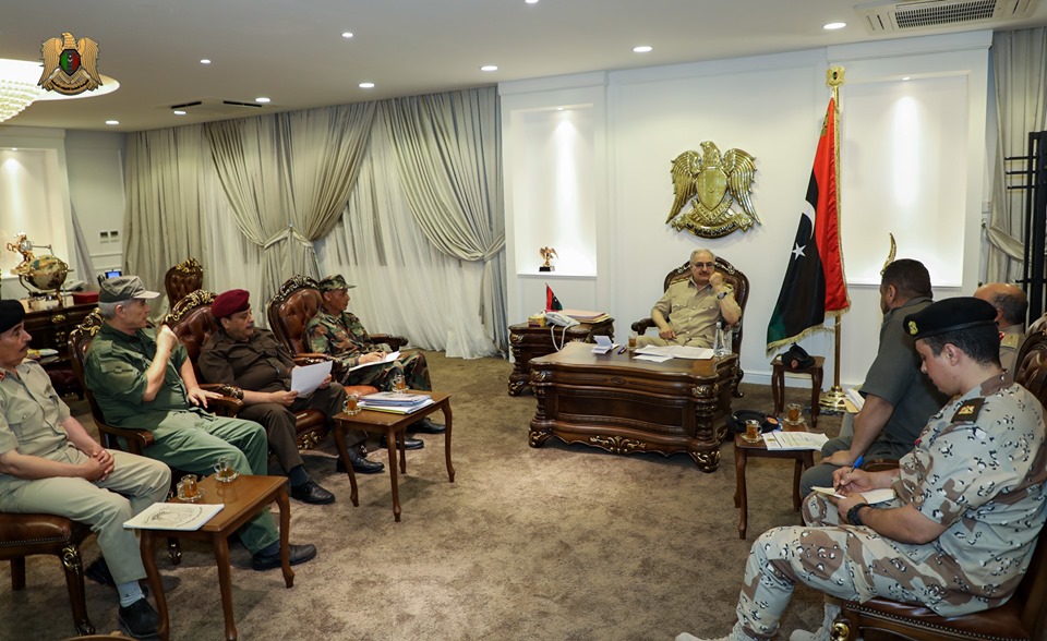 المشير خليفة حفتر يلتقى كافة محاور القتال العسكرية بالعاصمة طرابلس
