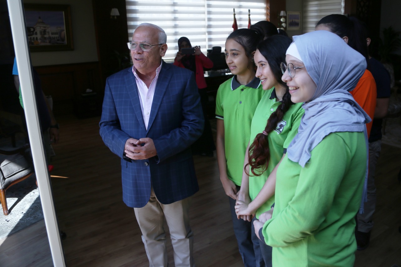 طلاب مدرسة القناة الإعدادية بنات يهنئون محافظ بورسعيد بذكرى انتصارات أكتوبر (3)
