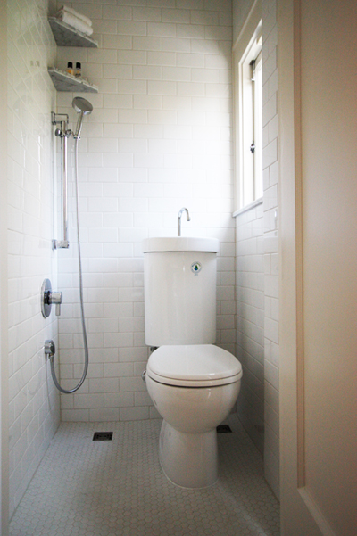 حمام صغير في الطابق الأول يتميز بمرحاض  صغير ودش