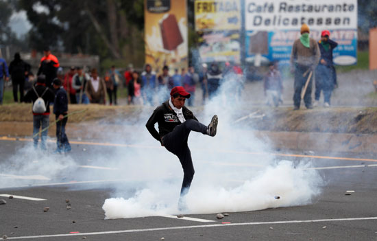 اطلاق الغاز على المتظاهرين
