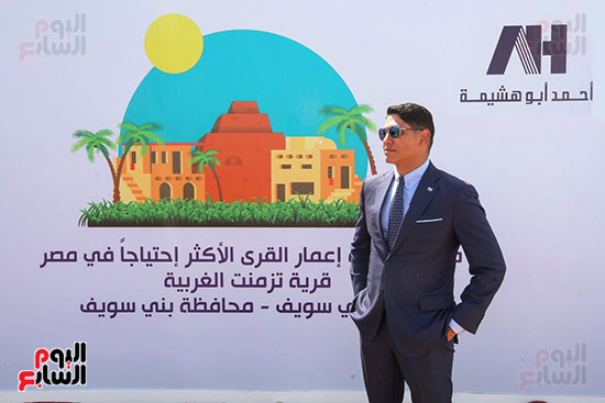 رجل الأعمال أحمد أبو هشيمة خلال افتتاح أعمال تطوير قرية تزمنت الغربية (1)