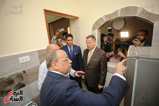 رجل الأعمال أحمد أبو هشيمة خلال افتتاح أعمال تطوير قرية تزمنت الغربية (4)
