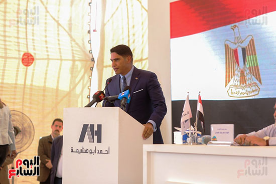 رجل الأعمال أحمد أبو هشيمة خلال افتتاح أعمال تطوير قرية تزمنت الغربية (14)