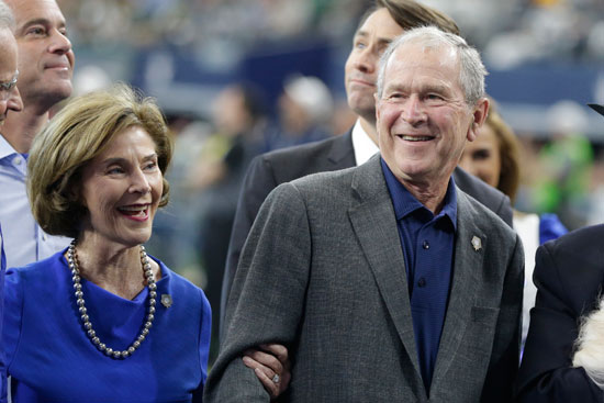 بوش وزوجته فى الملعب
