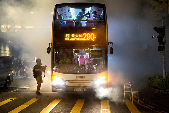 حافلة عامة بين الغاز المسيل للدموع