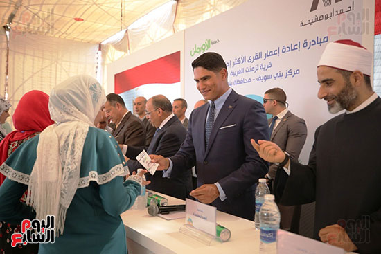 رجل الأعمال أحمد أبو هشيمة خلال افتتاح أعمال تطوير قرية تزمنت الغربية (25)