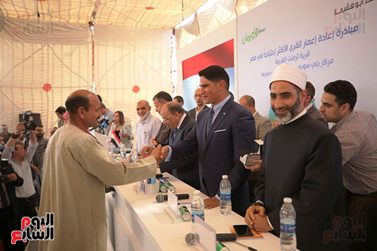 رجل الأعمال أحمد أبو هشيمة خلال افتتاح أعمال تطوير قرية تزمنت الغربية (11)