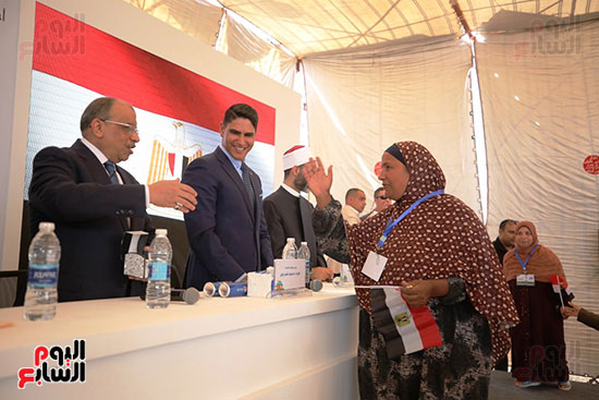 رجل الأعمال أحمد أبو هشيمة خلال افتتاح أعمال تطوير قرية تزمنت الغربية (29)