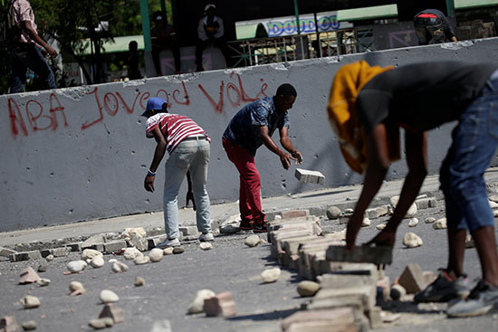 المتظاهرون يستخدمون أحجار الرصيف لإقامة حاجز