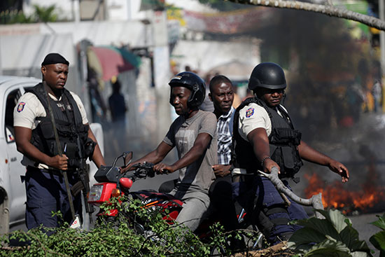 ضباط الشرطة الوطنية الهايتية (PNH) يرفعون حاجزًا