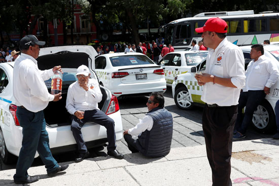 سائقي سيارات الأجرة يحتجون على تطبيقات التاكسي فى المكسيك