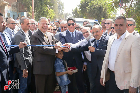 رجل الأعمال أحمد أبو هشيمة خلال افتتاح أعمال تطوير قرية تزمنت الغربية (22)